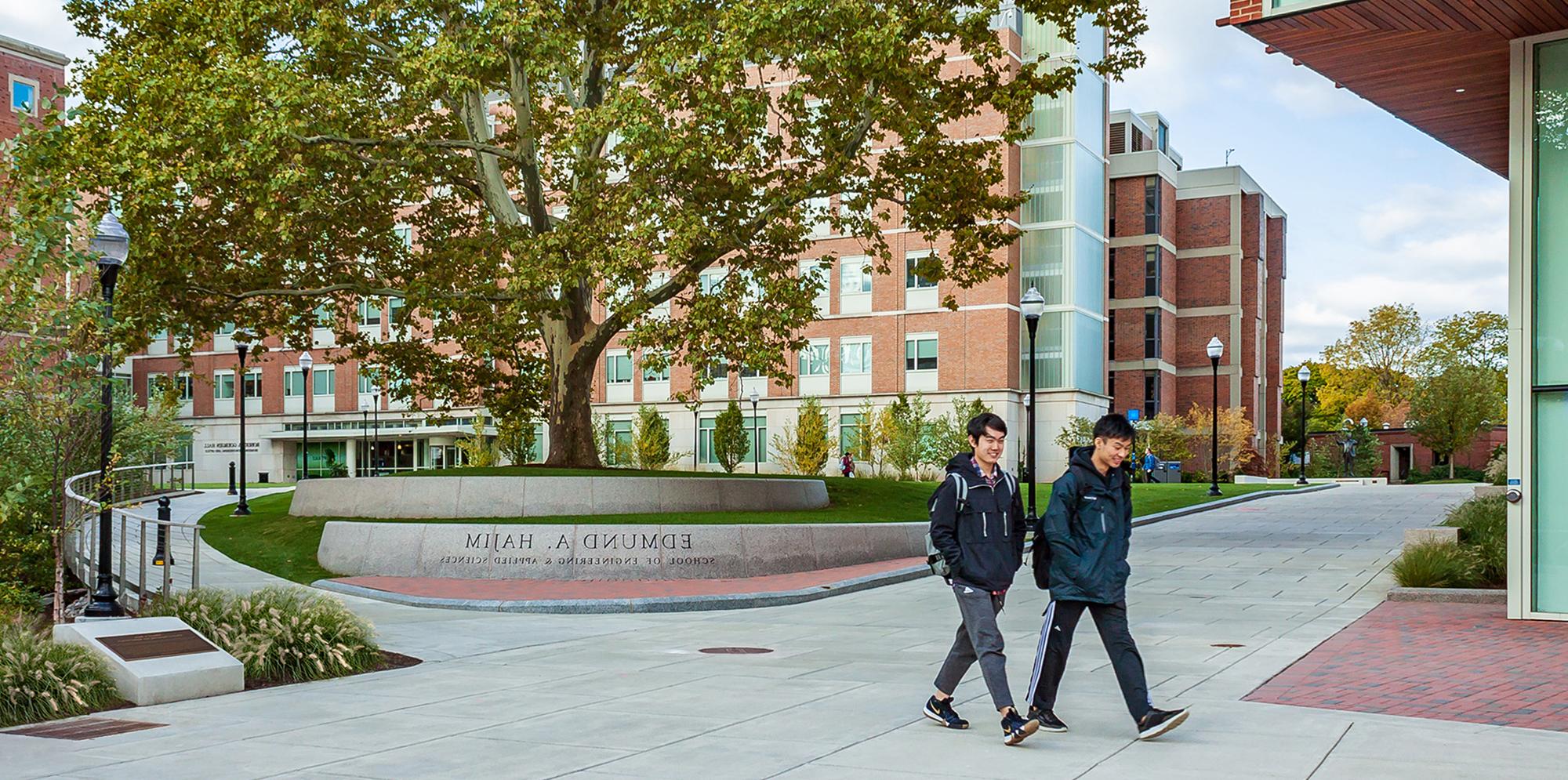 学生们走在埃德蒙A前面. 罗彻斯特大学科学与工程学院的哈金大楼